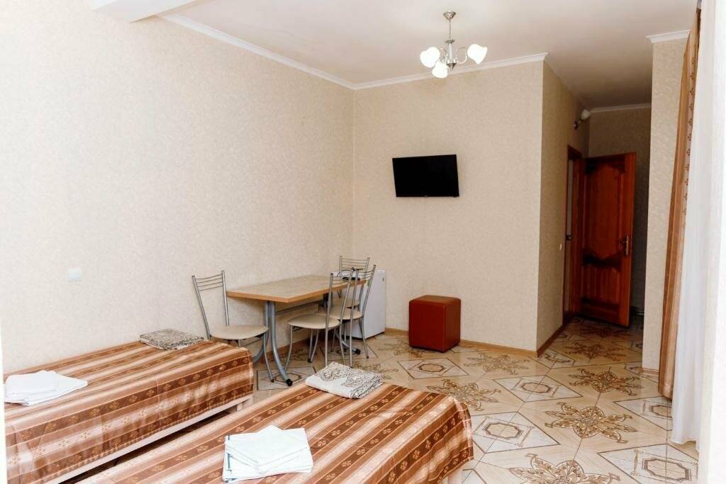 Фотографии номера Семейный номер с ванной в Гостинице Версаль 2 Адлер