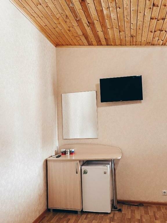 Фотографии номера Трехместный номер с ванной в Гостинице Версаль 2 Адлер