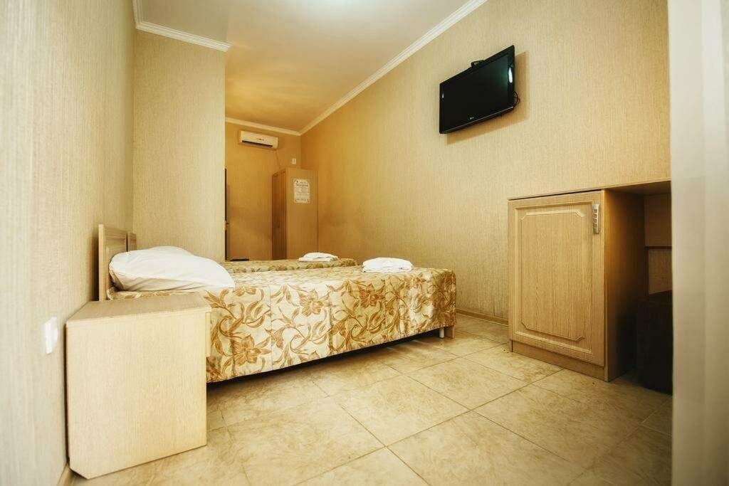 Фотографии номера Двухместный номер с 2 отдельными кроватями в Гостинице Версаль 2 Адлер