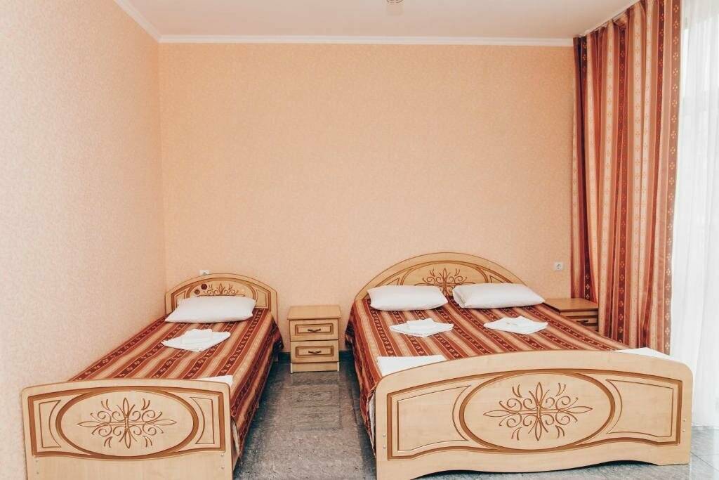 Фотографии номера Четырехместный номер с ванной в Гостинице Версаль 2 Адлер