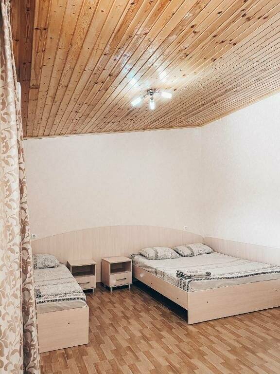 Фотографии номера Трехместный номер с ванной в Гостинице Версаль 2 Адлер