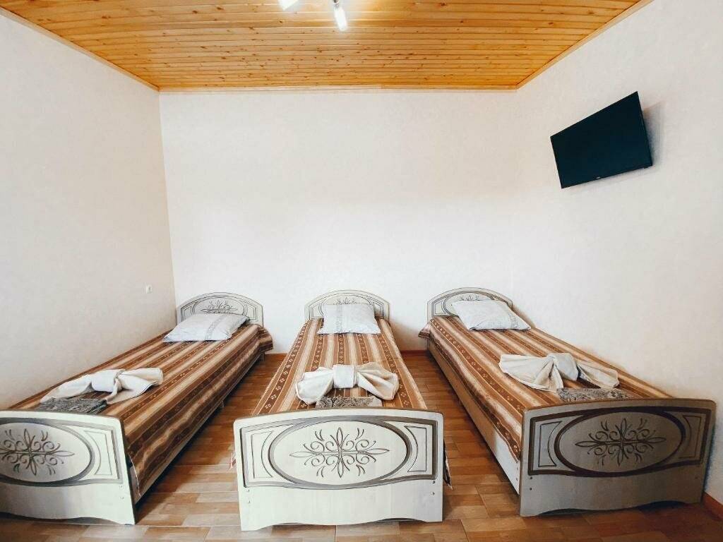 Фотографии номера Классический трехместный номер в Гостинице Версаль 2 Адлер