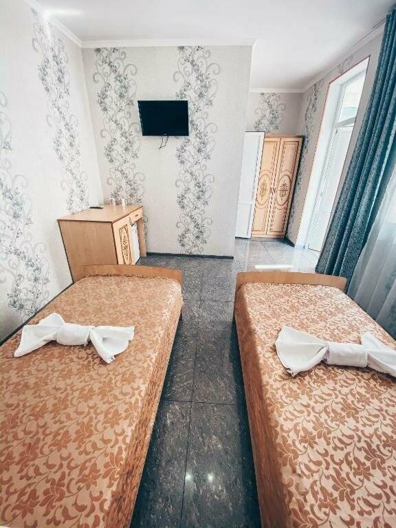 Фотографии номера Двухместный номер с 2 отдельными кроватями и ванной в Гостинице Версаль 2 Адлер