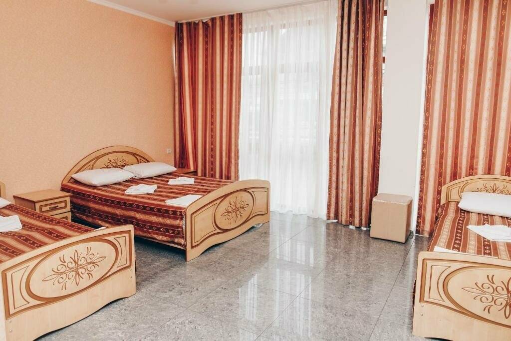 Фотографии номера Четырехместный номер с ванной в Гостинице Версаль 2 Адлер