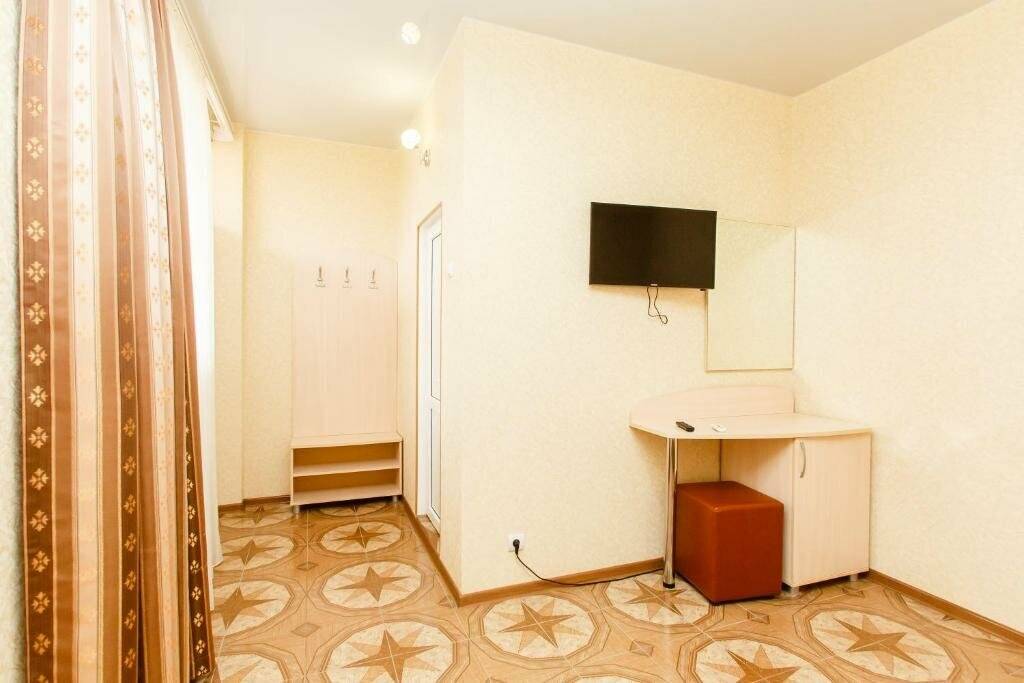 Фотографии номера Номер Делюкс с кроватью размера «king-size» в Гостинице Версаль 2 Адлер