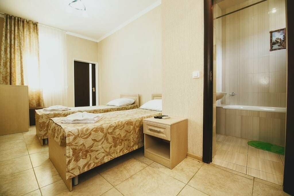 Фотографии номера Двухместный номер с 2 отдельными кроватями в Гостинице Версаль 2 Адлер